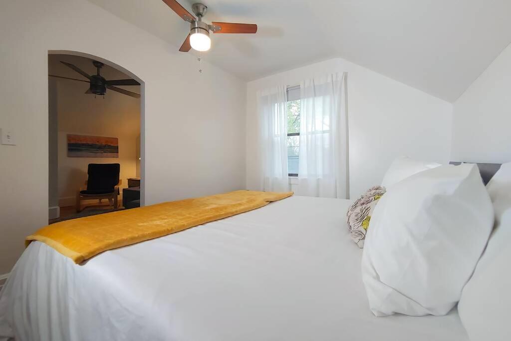 Historic W/Deck, King Bed & Air By Lake Michigan Manistee Exterior photo