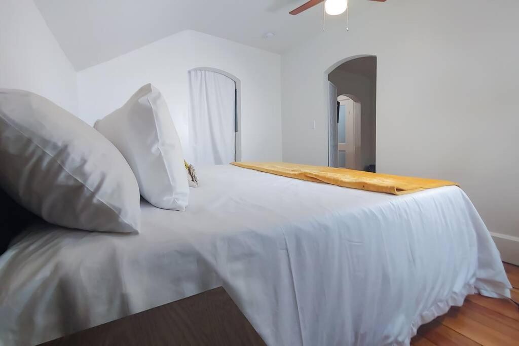 Historic W/Deck, King Bed & Air By Lake Michigan Manistee Exterior photo